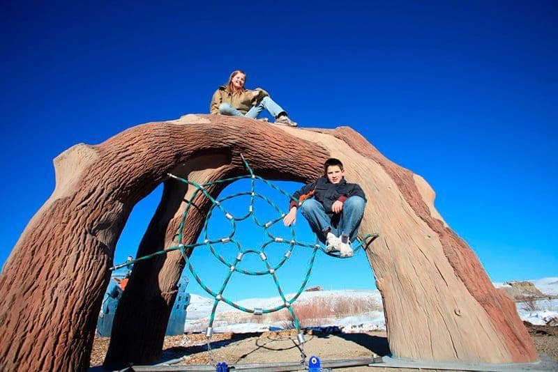 Rope structures vs. play boulders: Which is better for children to learn to climb?